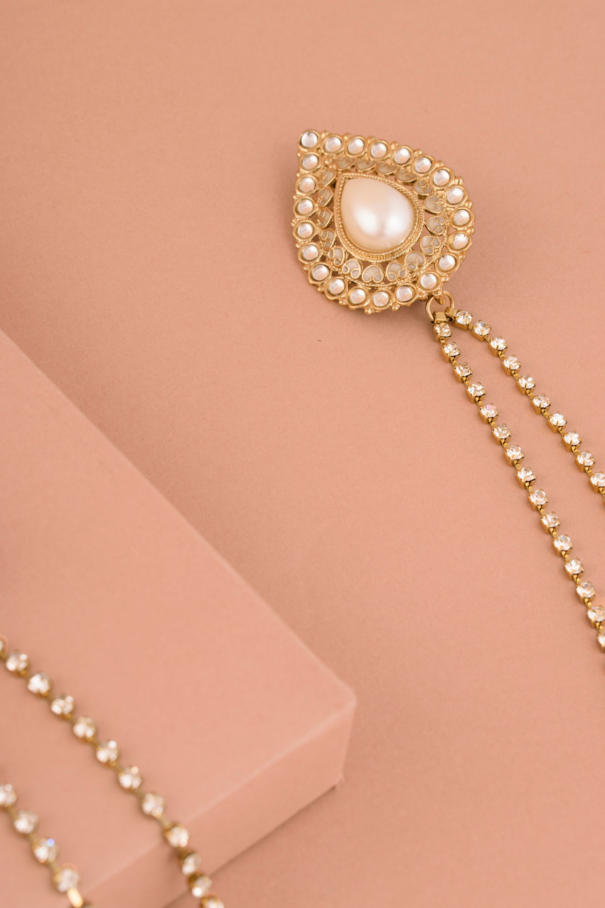 Baby Pink Pearl Embedded Chain Brooch image number 1